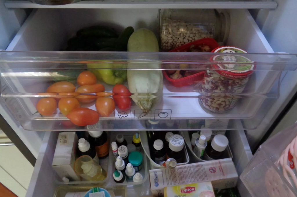 лекарства в холодильнике
