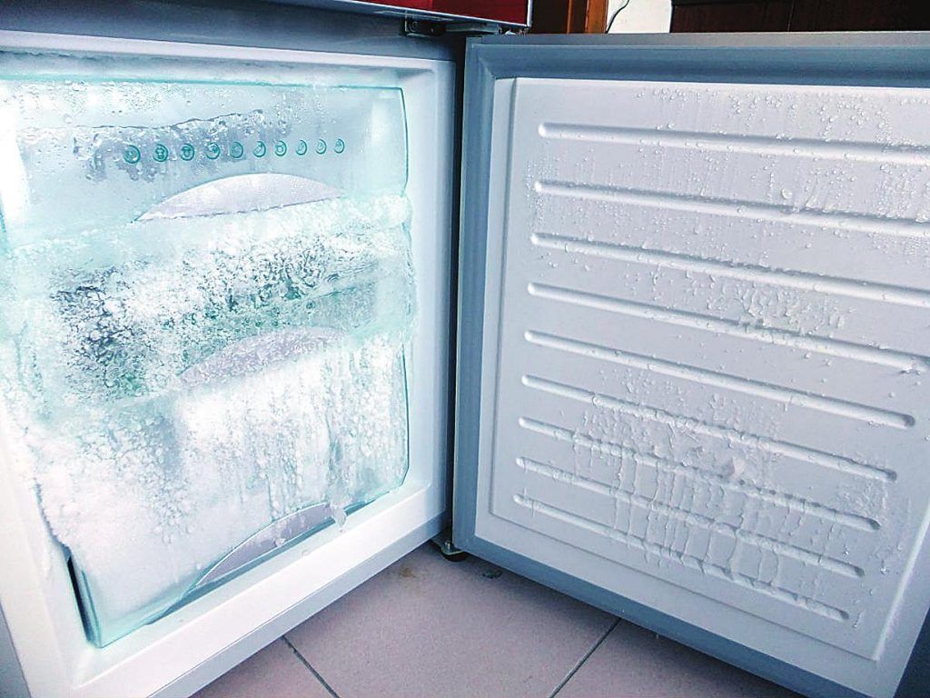 лёд в холодильнике