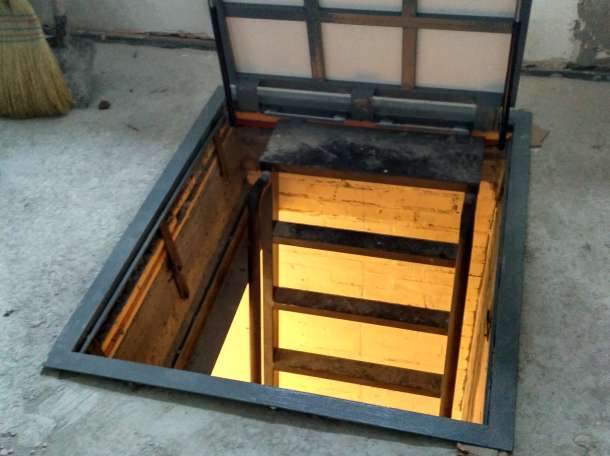 Напольный люк в подвал: петли и амортизаторы для крышки в погреб, каких размеров должен быть, как сделать, чертежи, видео