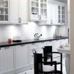 белая кухня с чёрной столешницей фото дизайн