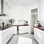 белая кухня с деревянной столешницей фото варианты
