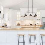 белая кухня с деревянной столешницей идеи вариантов