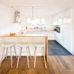 белая кухня с деревянной столешницей виды