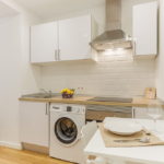 белая кухня с деревянной столешницей фото видов