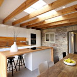 белая кухня с деревянной столешницей дизайн идеи