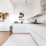 белая кухня с деревянной столешницей виды дизайна