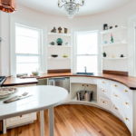 белая кухня с деревянной столешницей идеи дизайн