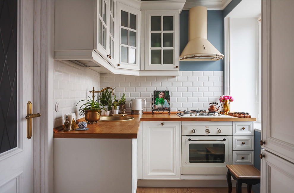белая кухня с деревянной столешницей дизайн