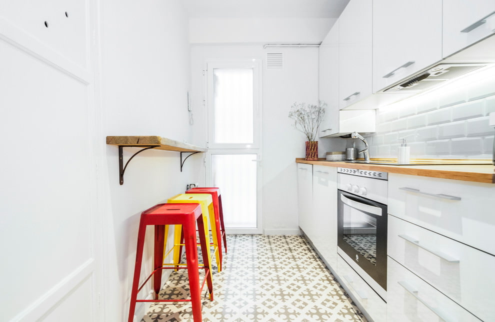 белая кухня с деревянной столешницей фото дизайн