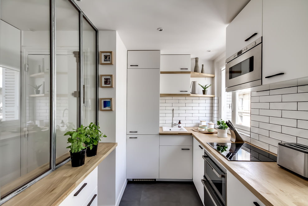 белая кухня с деревянной столешницей фото дизайна