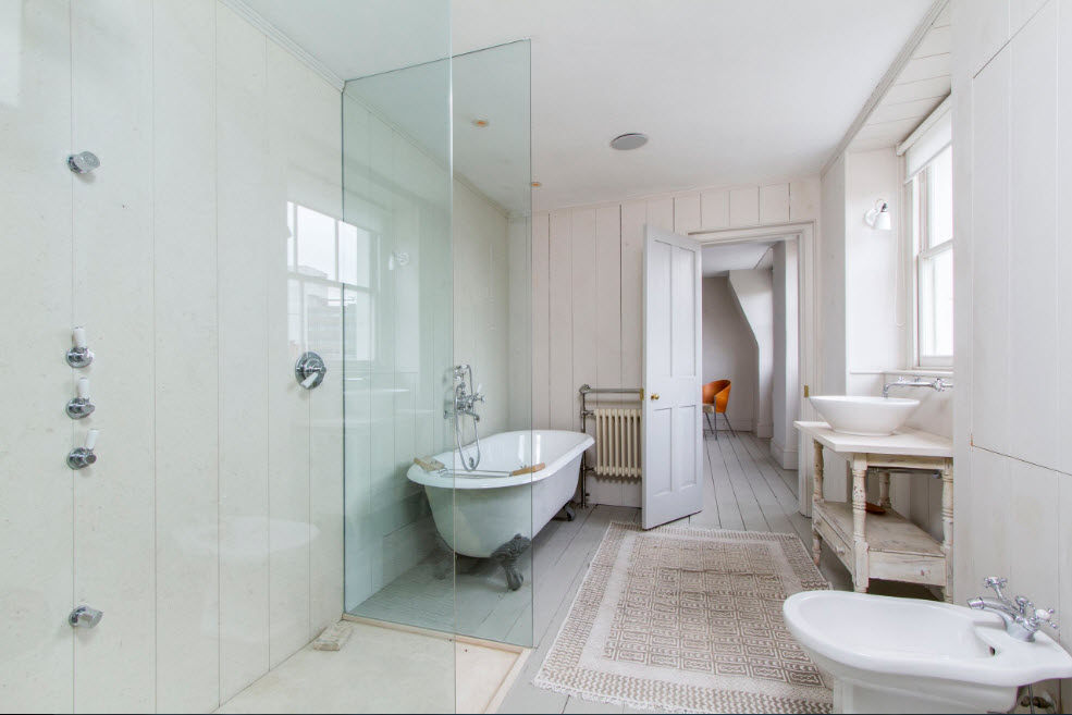 белая ванная комната с пластиковыми панелями