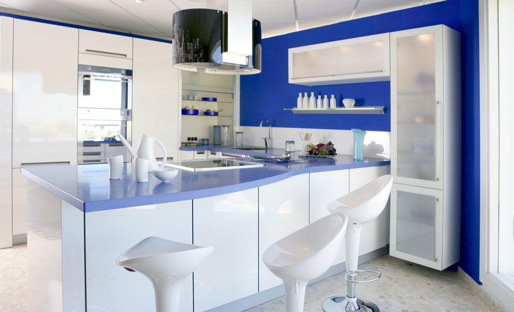 синий цвет стен на кухне