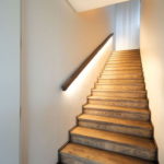 подсветка лестницы в частном доме фото интерьер