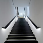 подсветка лестницы в частном доме фото интерьера