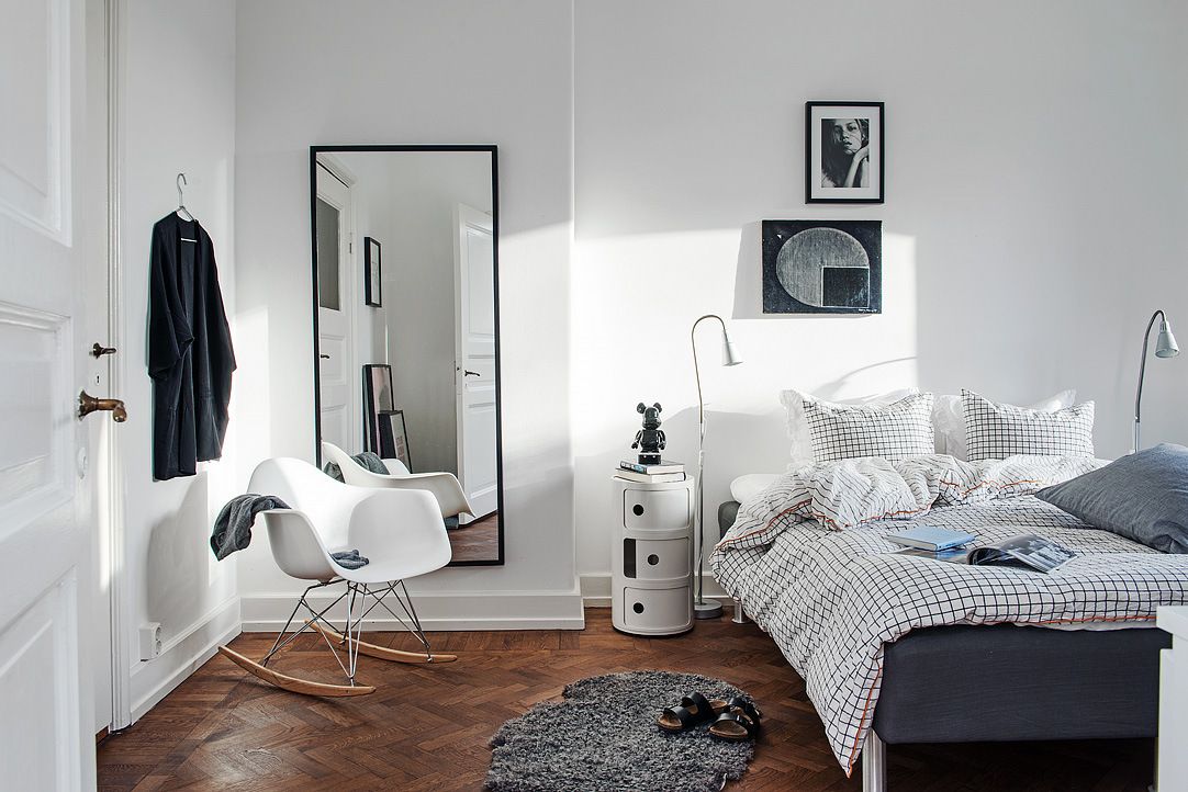спальня в скандинавском стиле с зеркалом