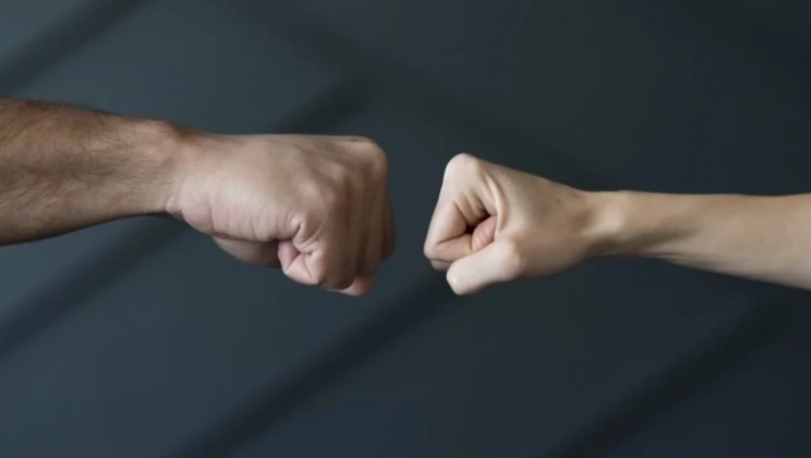 Юрист Соловьев рассказал, как защититься от неадекватного человека на улице