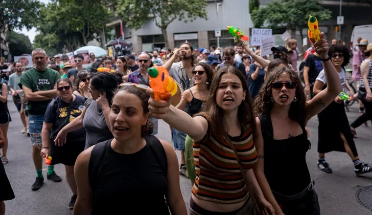 «Однажды они убьют курицу, несущую золотые яйца». Власти Барселоны вдвое повысили турналог