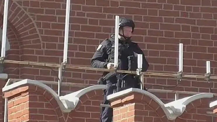 СМИ: в Москве сотрудники ФСО с оружием взяли Кремль в кольцо — что происходит