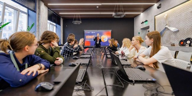 Стала известна средняя зарплата учителей и врачей в России