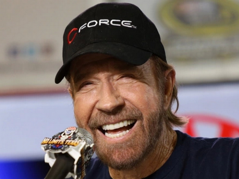 Умер легендарный актер Чак Норрис