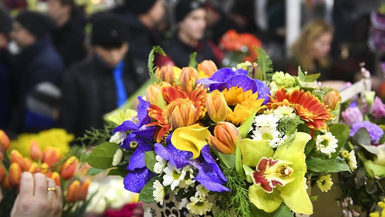 В Москве жители активно закупаются цветами на Рижском рынке